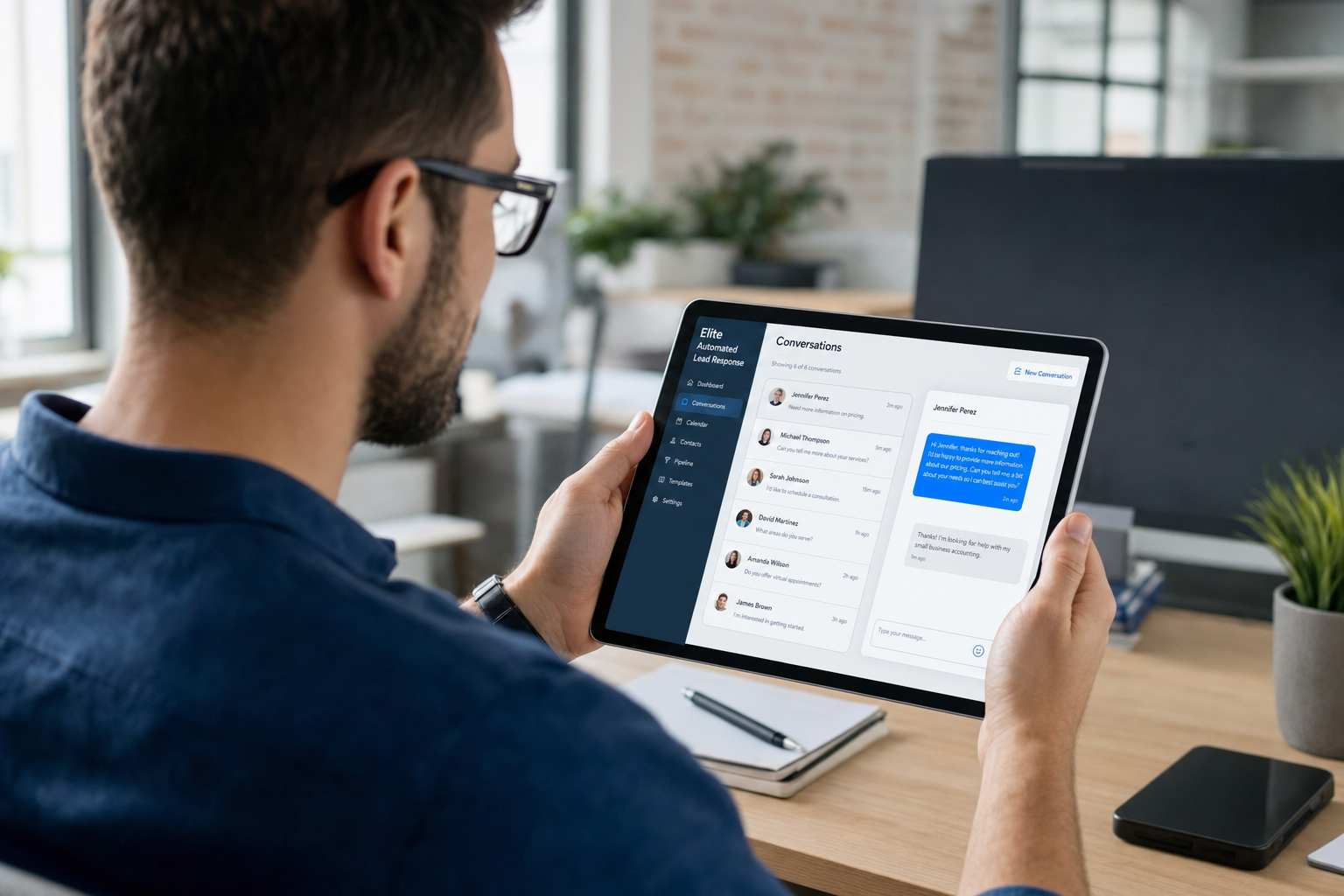 Profissional consultando dashboard de atendimento automatizado em tablet, mostrando conversas com leads organizadas e respondidas por IA